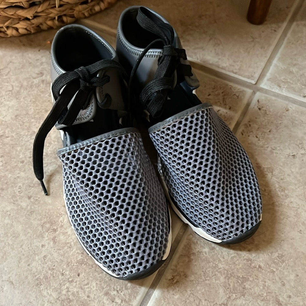 All Black EU 37 US 7 AMAZING MESH SNEAK